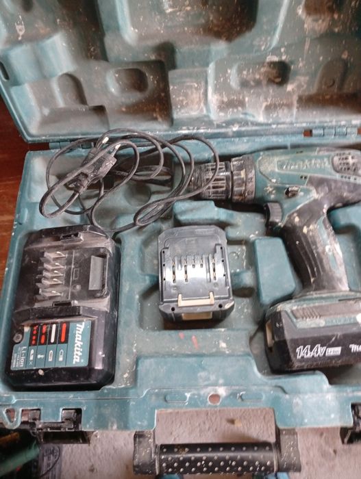 Mașină pe acumulator machiata. Acumulatori defect