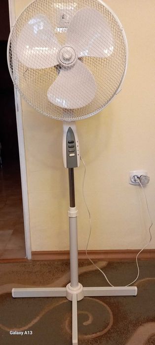 Продавам   вентилатор на вертикална стойка -с коригираща се височина