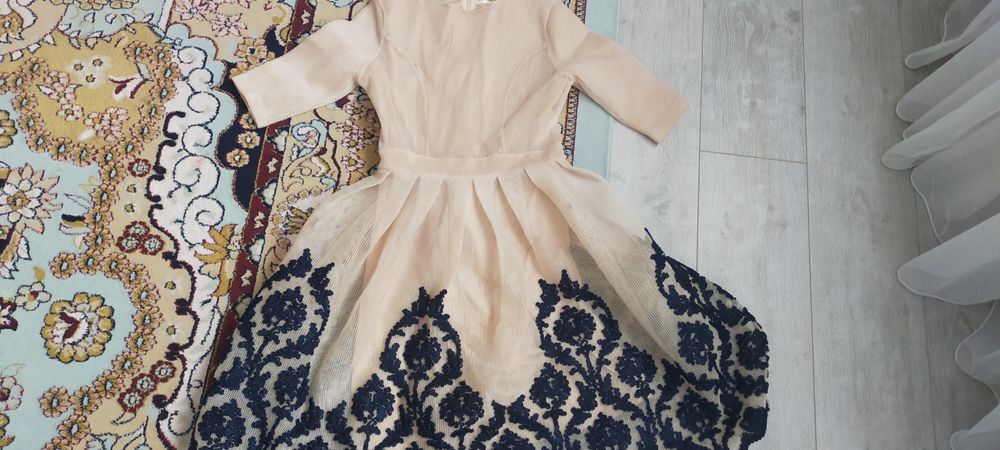 Бежевое плаье с черными розами