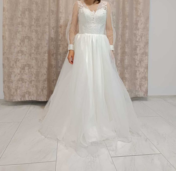 Vând rochie de mireasă nouă. Marimea S-M, corset, dantelă, broderie.