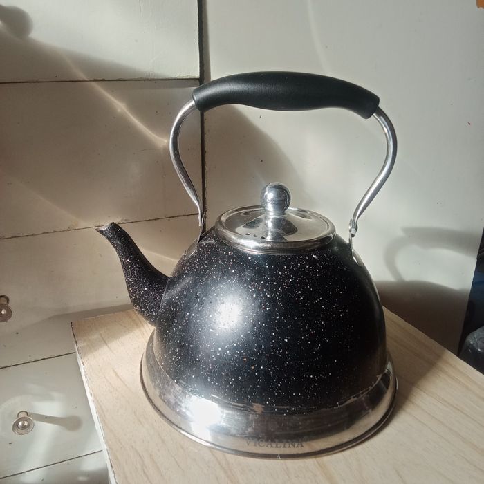 Продам два электрочайника и простой.