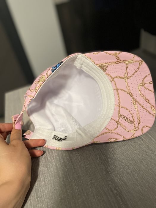 Guess шапка с козирка и златист принт