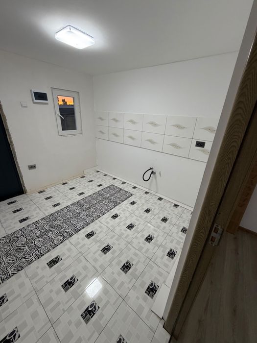 Inchiriez camere la curte
