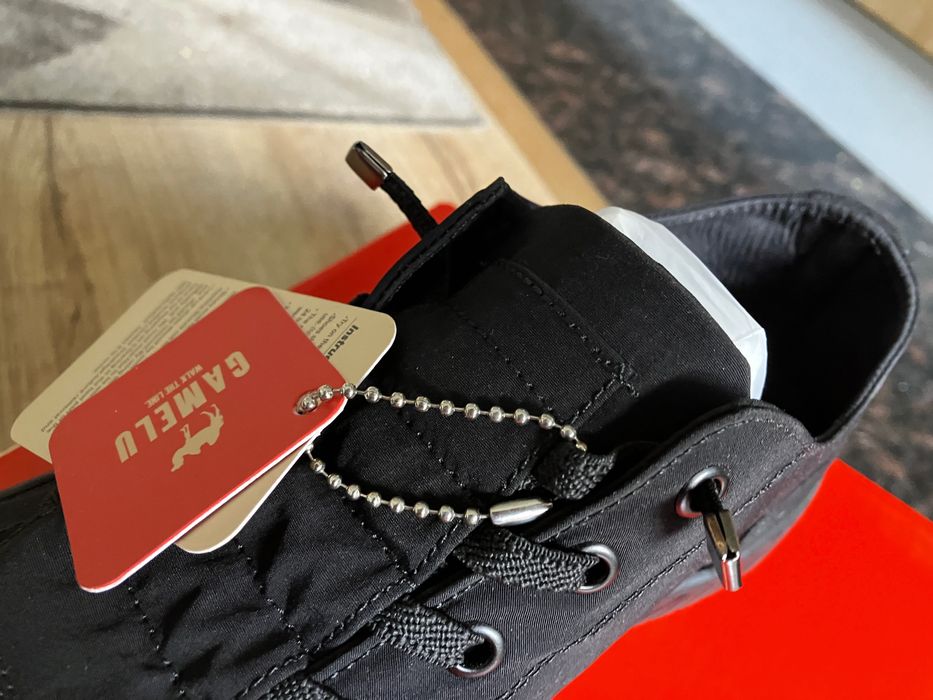 Черни кецове без връзки