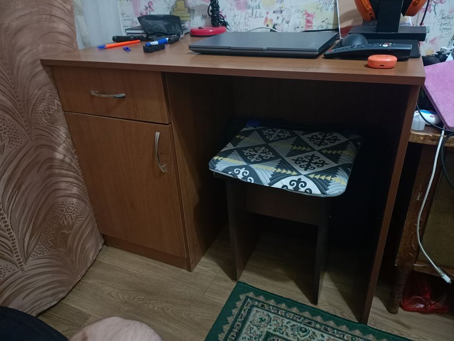 Рабочий стол, парта, игровой стол