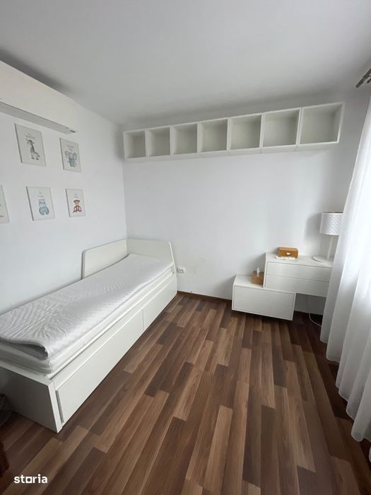 Casă modernă tip triplex, unitate de capăt