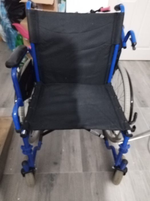 Vând cărucior pentru persoane cu dizabilitati
