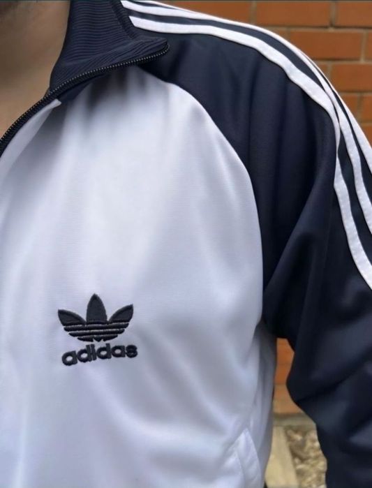 Спортивный костюм фирмы " Адидас " Суперэластик