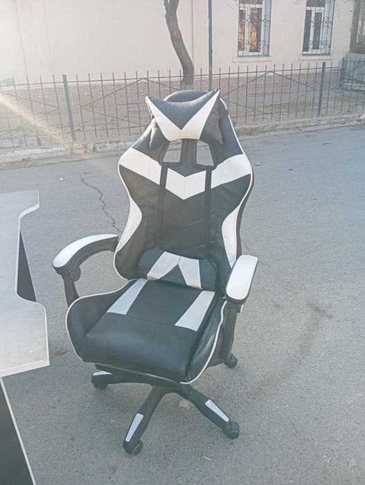 Срочно продаю кресло и стол комплект в идеальном состоянии