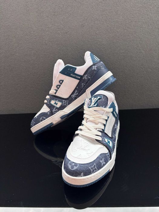 Adidași mărimea 45 – noi, nepurtați