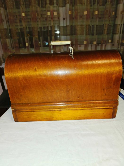 Продавам запазена съветска електрическа шевна машина „Класса 2-М”