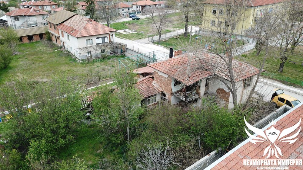 Продавам стара къща 112РЗП с двор 850кв.м в с.Козаново, общ.Асеновград