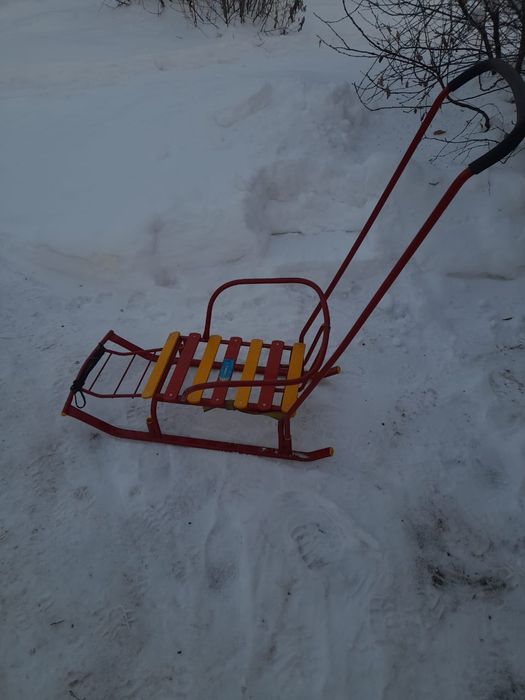 Почти новые зимние санки