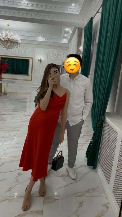 Продам красное атласное платье