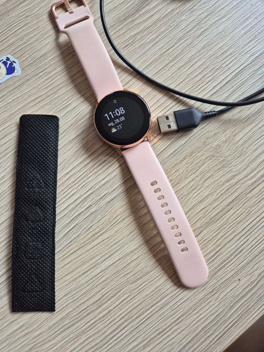 Продавам Смарт часовник Samsung Galaxy Watch Active (Rose Gold)