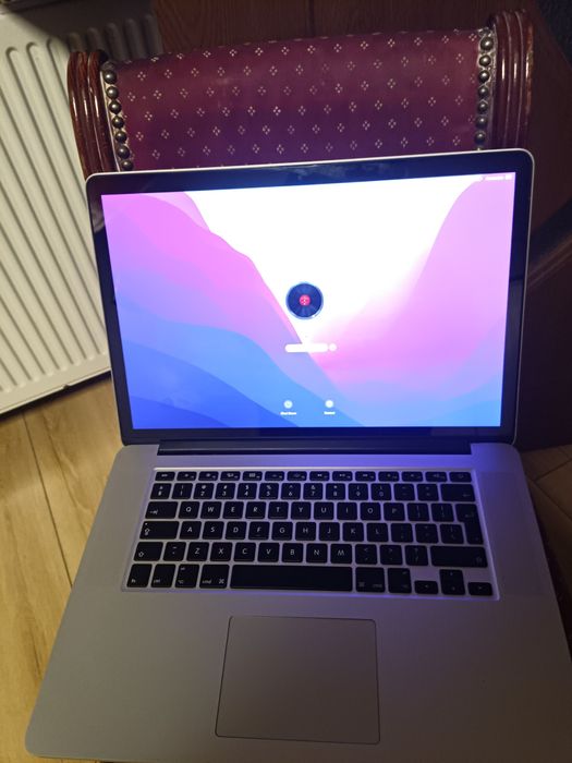 Vând Macbook pro