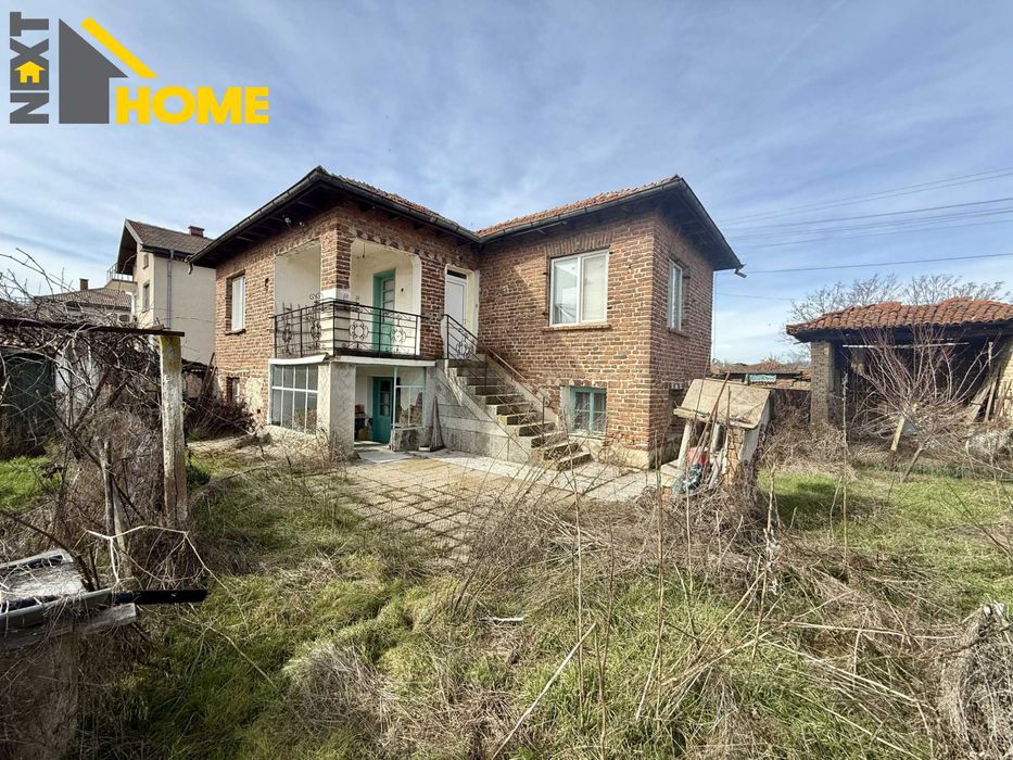 Самостоятелна двуетажна къща с дворно място и гараж