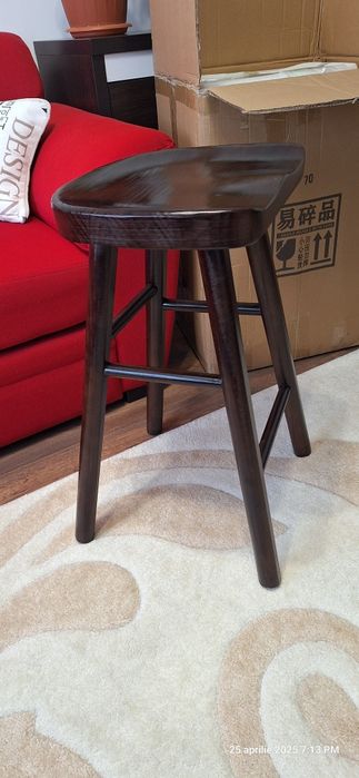 Vand 3 scaune inalte de bar,lemn masiv de pin