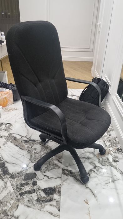 Офисное кресло чёрное