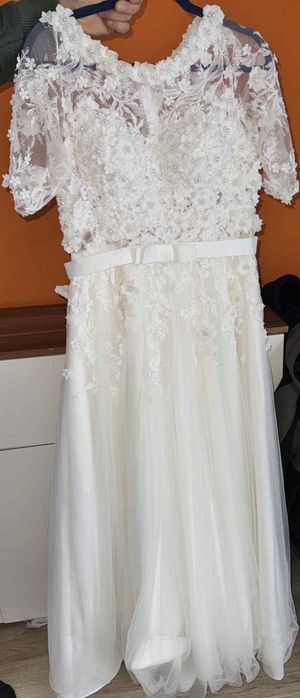 Vand rochie de mireasa ,mărimea L , am la ea voual si cercul