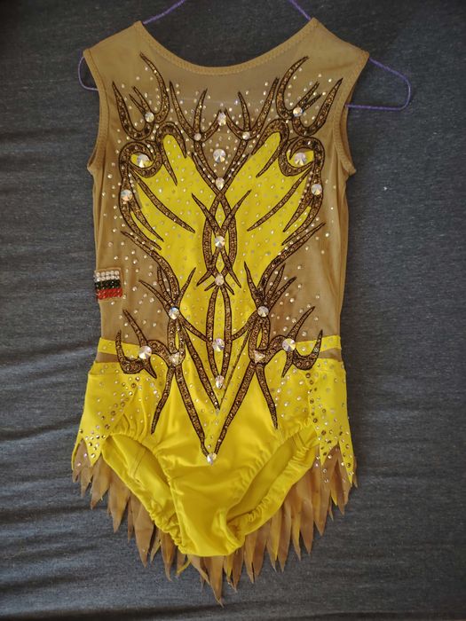 Продавам трика за художествена гимнастика + подарък уреди