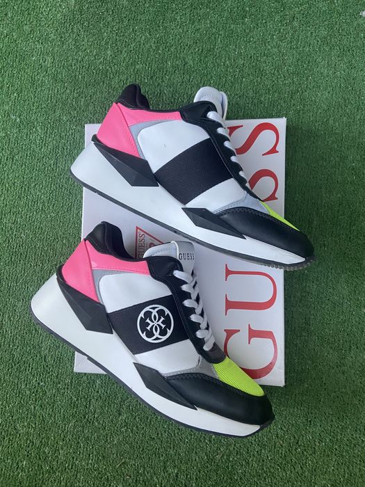 Сникърси на GUESS