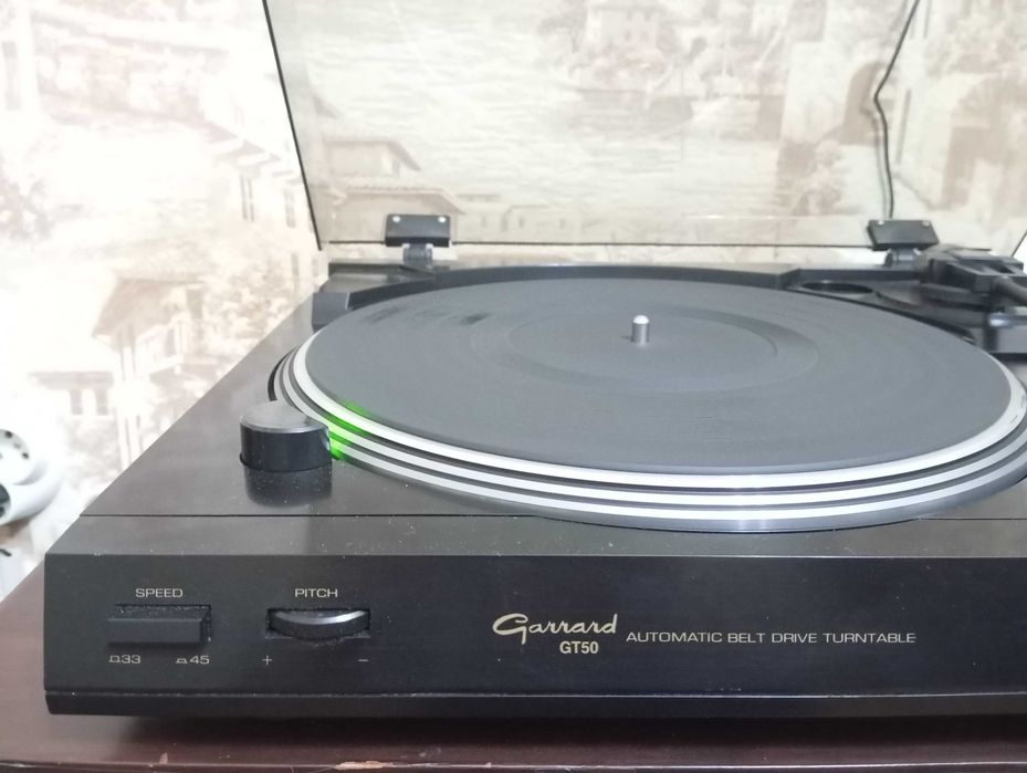 Продам проигрыватель винил дисков GARRARD.