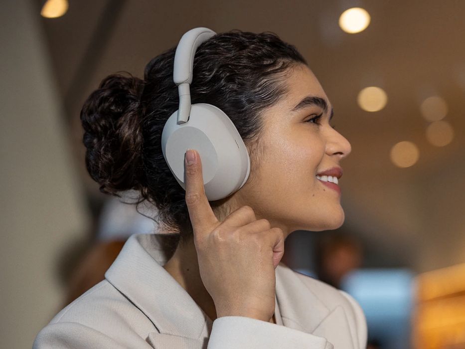 Bose QuietComfort 45 и Sony WH-1000XM5 слушалки