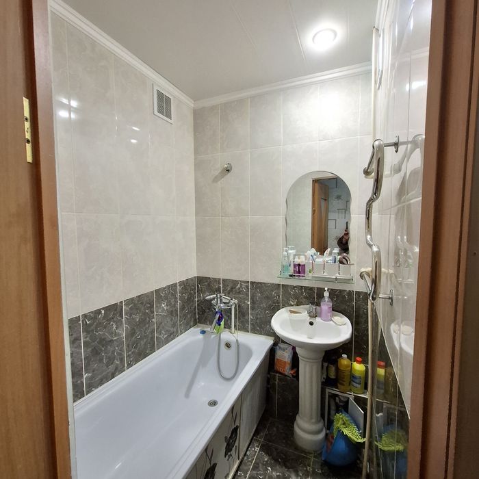 Продам 2хком квартиру район Айсберга.