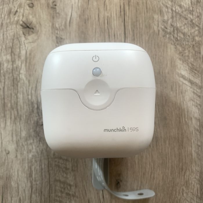 Munchkin портативный мини-УФ стерилизатор для пустышек 59S