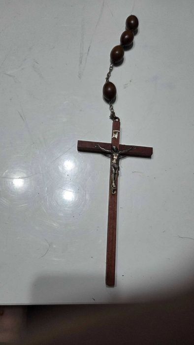 Cruce vintage de lemn cu 4 metanii