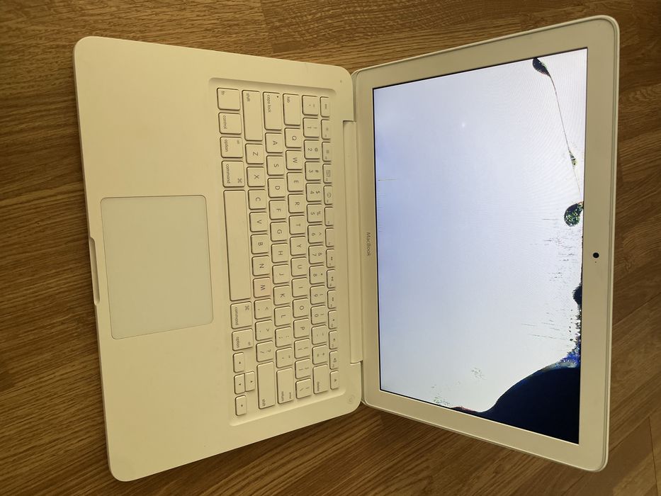 Laptop Apple MacBook model 2009/2010 are display spart pentru piese .Bateria buna ,4gb ram fără hard disc și încărcător