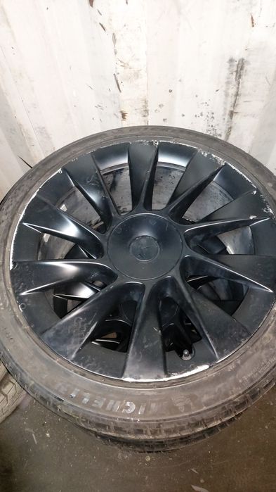 Шины с дисками на авто Тесла