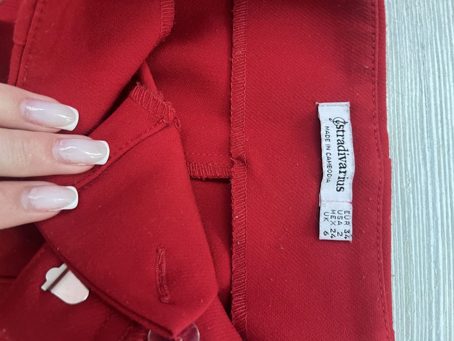 Червен панталон stradivarius