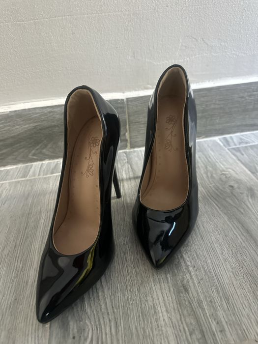 Vand pantofi cu toc