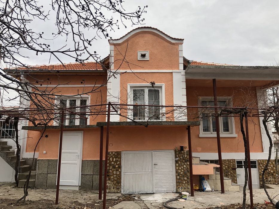 продавам къща в   на центърана с. Калугерово