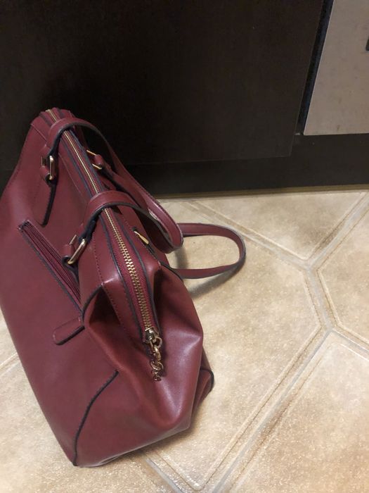 Чанта в модерен тренди цвят бордо
