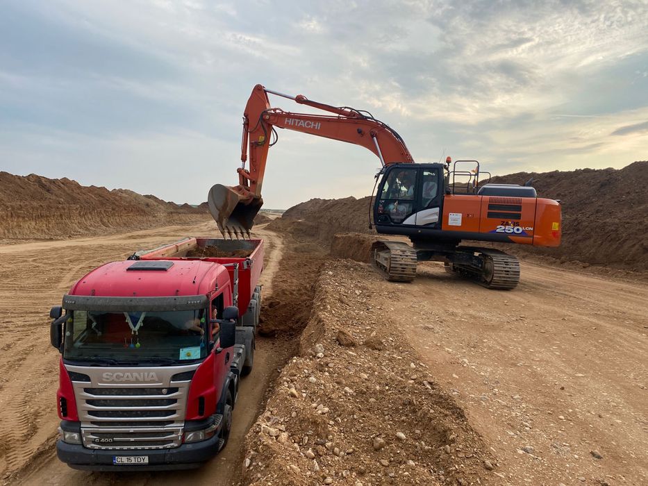 EXCAVATOR de închiriat , echipat cu , cupa 1,8m3 si picon 2 tone