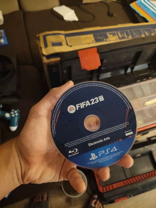 Продавам ФИФА 23 за ps 4 в отлично състояние