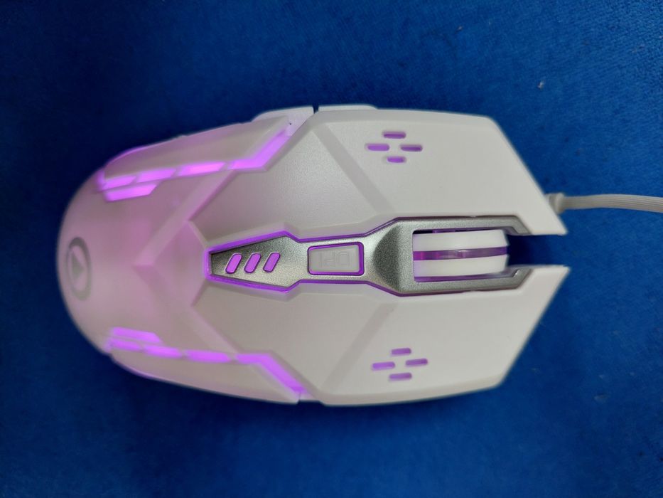 Бяла мишка за компютър светеща в различни цветове