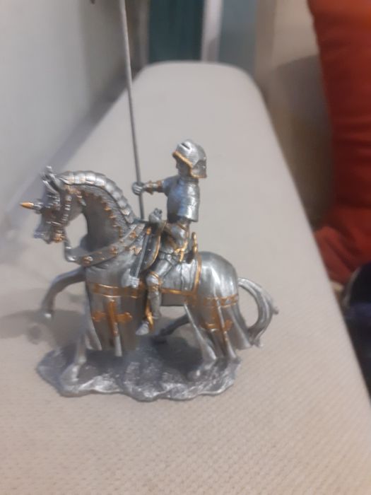 Продам статуэтку рыцаря на коне