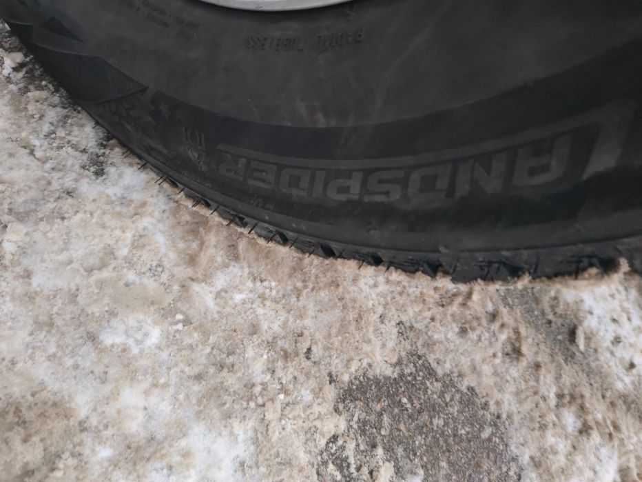 Срочна продам шины 285/60/18 с шипи,