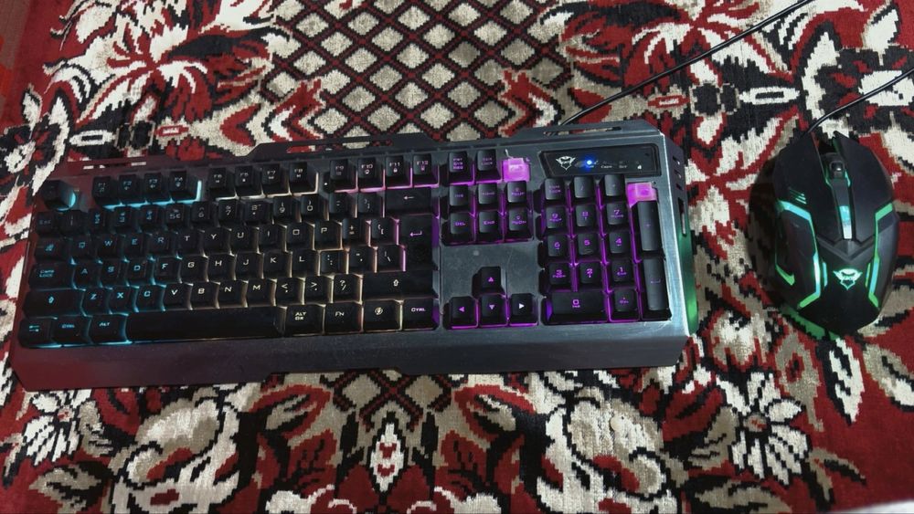 Tastatura si mouse cu leduri