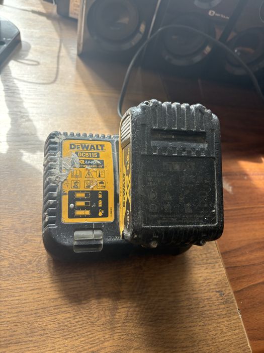 Încărcător și baterie Dewalt