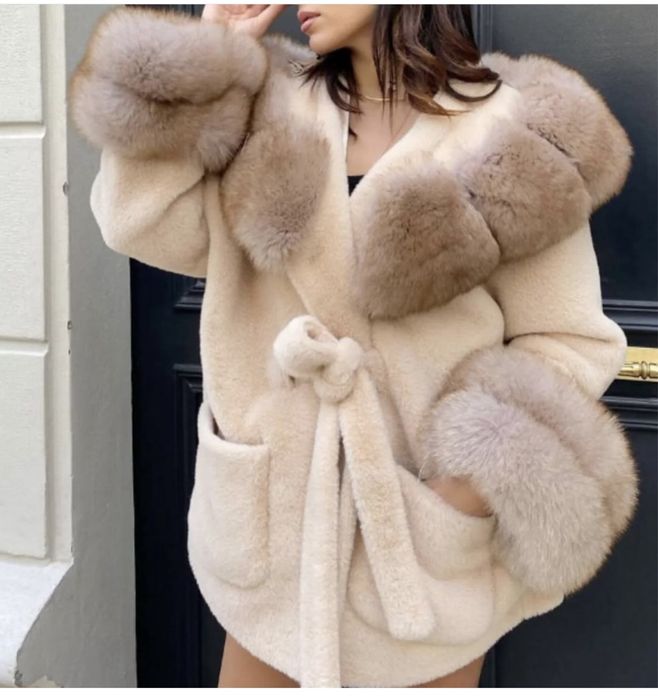 Vand haina din lana Alcantara cu vulpe naturala la 1200 lei