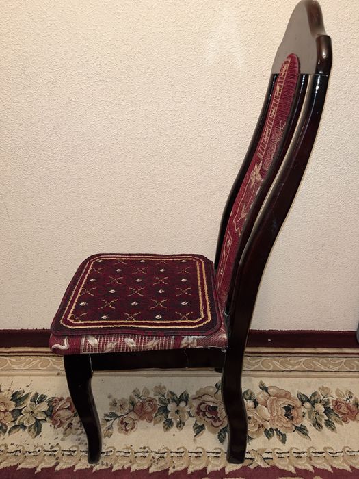 Стол и стуля гостиной