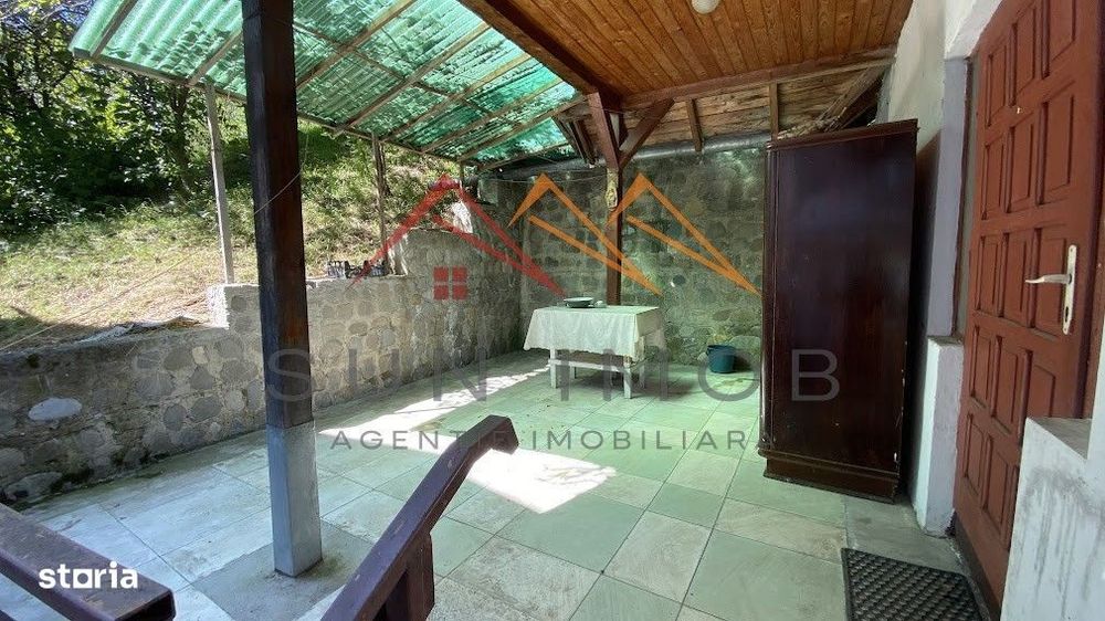 Vila de vanzare, teren 3100 mp, 7 camere, 6 grupuri sanitare, 3 CT, an