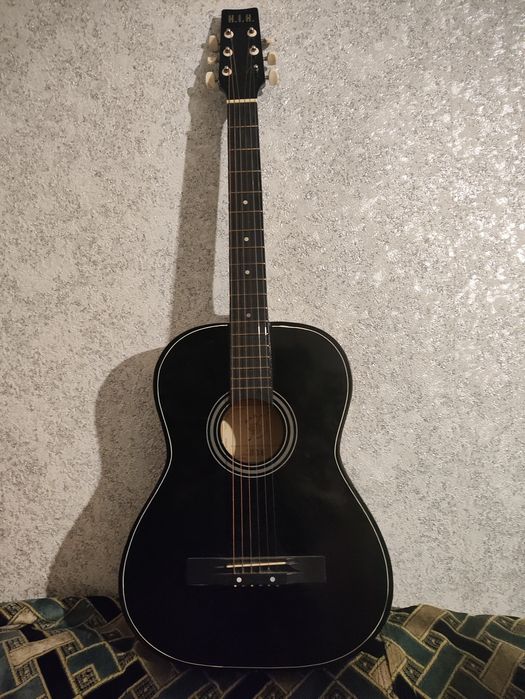 Гитара черного цвета