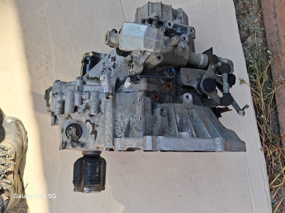 Cutie de viteze si bară față cu proiectoare Toyota Auris