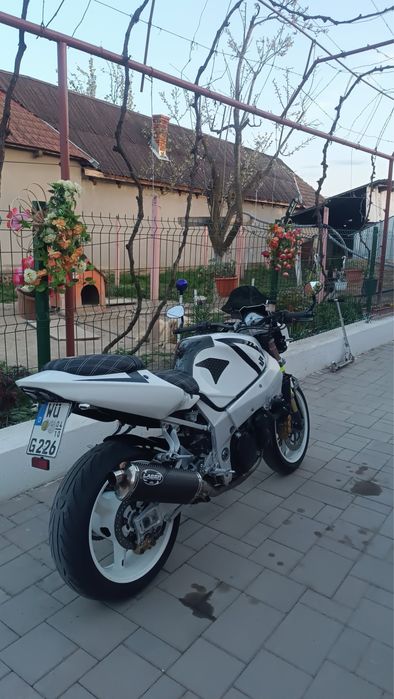 De vanzare suzuki gsxr R1000 k4 facut naked